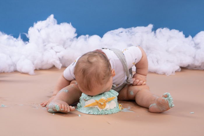 portfolio cakesmash jongetje met gezicht in taart