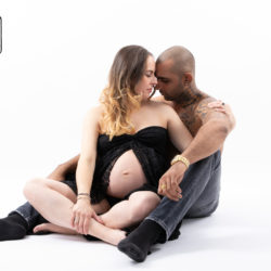 zwangere vrouw en man zittend